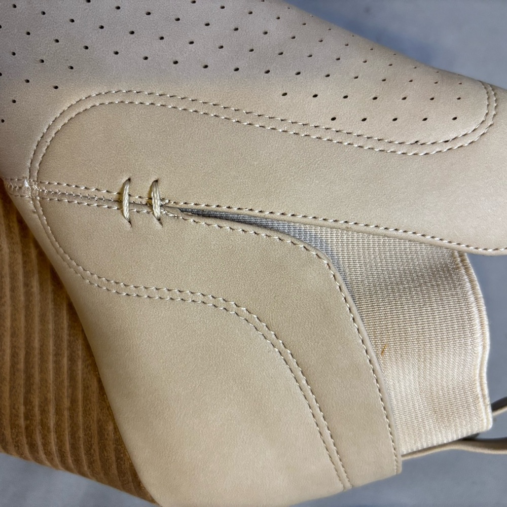 DV by Dolce Vita Beige Ankle Booties with Perforated Design Sz 9 - Picture 5 of 6